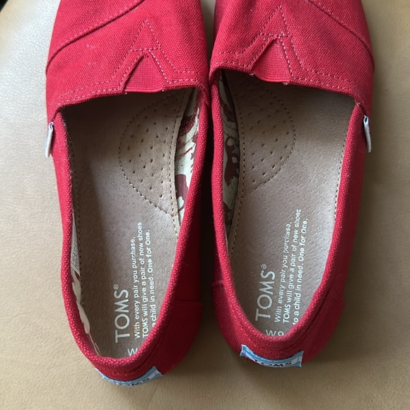 Women’s red TOMS - Picture 4 of 6